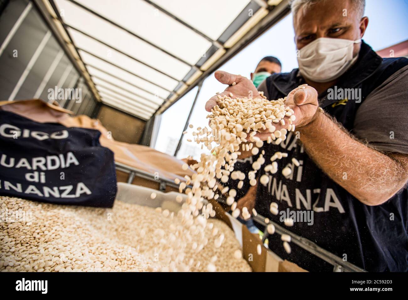 Die Guardia di Finanza von Neapel hat im Hafen von Salerno eine große Menge an Drogen, 14 Tonnen Amphetamine, 84 Millionen Tabletten mit dem "captagon"-Logo, die in Syrien von ISIS zur Finanzierung des Terrorismus produziert beschlagnahmt. Der Wert des Medikaments, das durch die "gelben Flammen" in drei Behältern gefunden wird, wurde auf über 1 Milliarde Euro geschätzt. Das Medikament war in industriellen Papierflaschen und Maschinen versteckt worden, die so konstruiert waren, dass Scanner den Inhalt nicht erkennen konnten. (Neufotosud Alessandro Garofalo) (napolipress/Fotograf, Neapel - 2020-07-01) p.s. la foto e' utilizzabile nel rispetto del Stockfoto