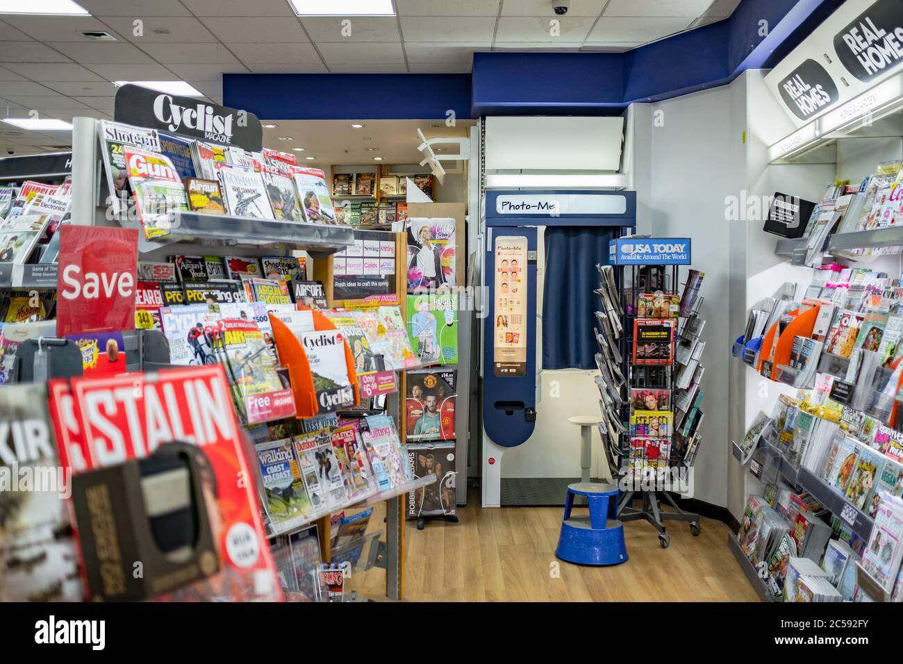 Flacher Fokus von vielen verschiedenen Arten von Zeitschriften auf mehreren Regalen in einem bekannten Buchladen gesehen. Stockfoto