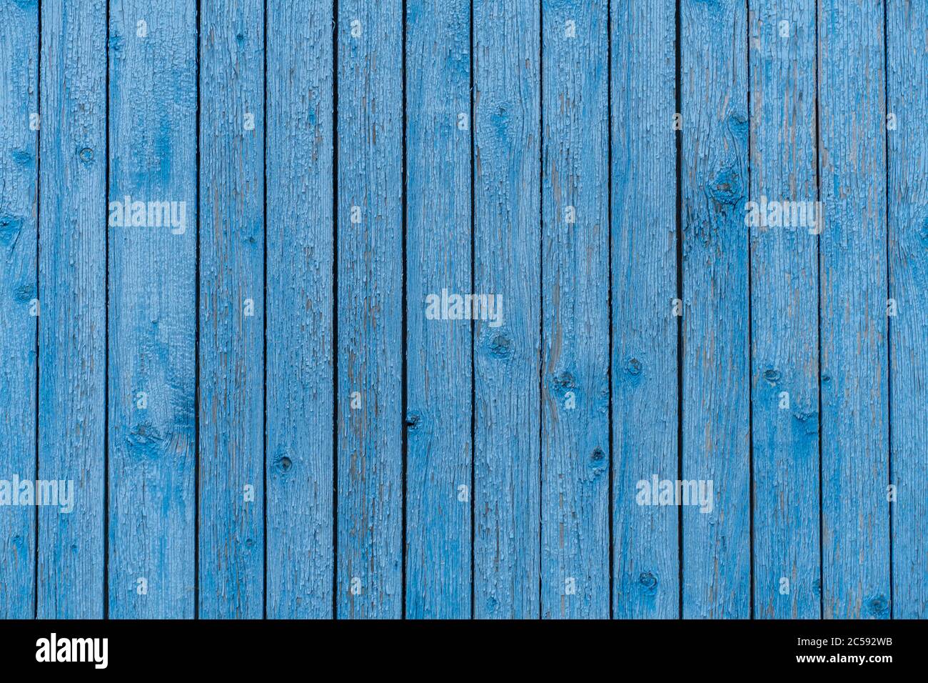 Holz Retro Hintergrund. Verfallene Bretter mit verbrannter blauer Farbe gemalt Stockfoto