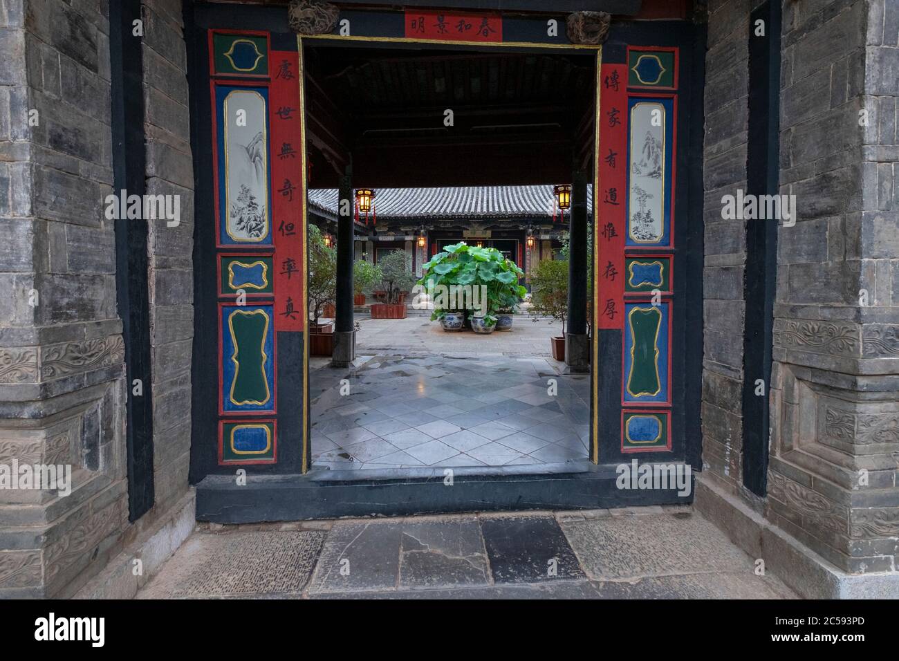 Geschnitzten Türen Innenhof, Zhu Family House, Jianshui Alte Stadt, Provinz Yunnan, China Stockfoto