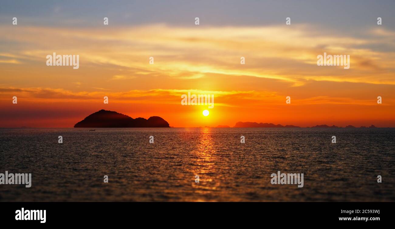 Heller Sonnenuntergang unter der Meeresoberfläche in Thailand Stockfoto