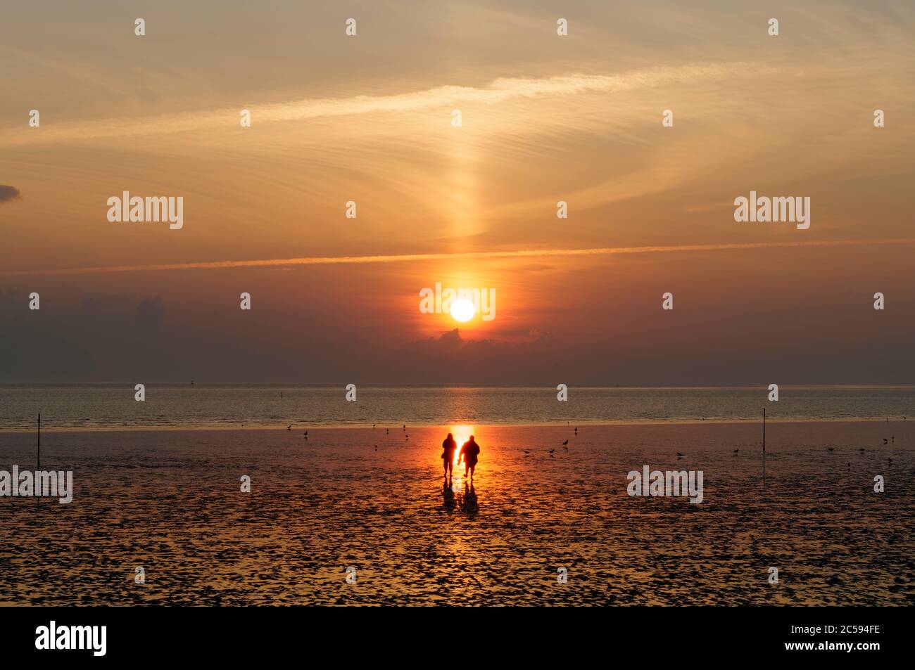 Wandern am Strand von Büsum bei Sonnenuntergang, Nordsee, Kreis ...