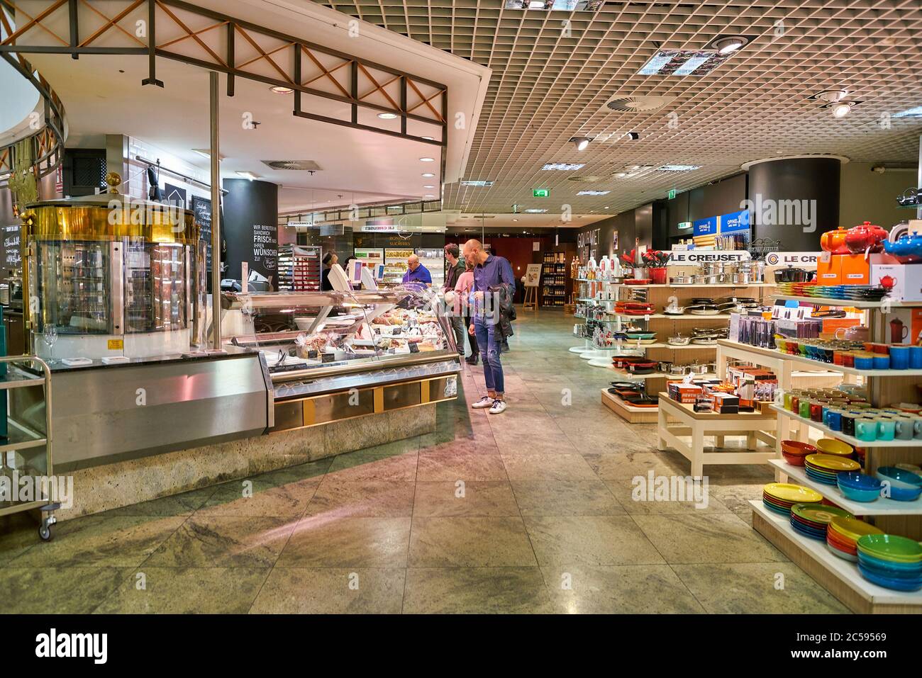 BERLIN, DEUTSCHLAND - CA. SEPTEMBER 2019: Im Inneren der Galeries Lafayette in Berlin. Stockfoto