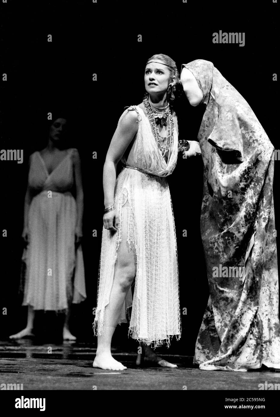 Caroline Bliss (Helen) in FAUST Teil ii von Goethe am Lyric Theatre Hammersmith, London W6 04/1988 Englische Fassung von Robert David MacDonald Komponist: Nigel Osborne Gestaltung: David Roger Beleuchtung: Peter Mumford Regie: David Freeman Stockfoto