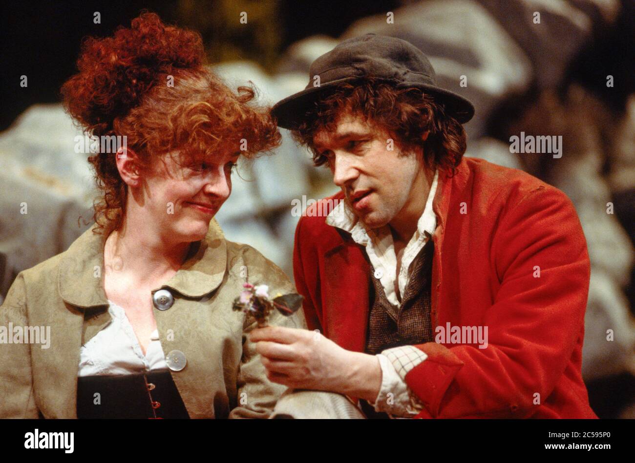 Julia Dearden (Moya), Stephen Rea (Conn - 'The Shaughraun') im SHAUGHRAUN von Dion Boucicault im Olivier Theatre, National Theatre (NT), London SE1 11/05/1988 Bühnenbild: William Dudley Kostüme: Liz da Costa Beleuchtung: Mark Henderson Regie: Howard Davies Stockfoto