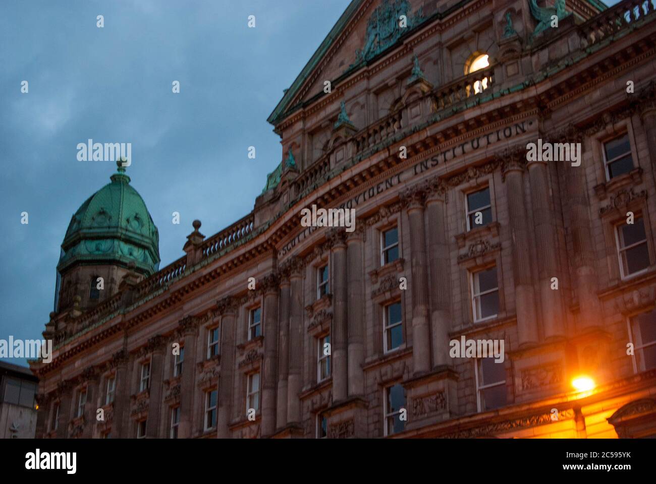 Rathaus in Belfast beleuchtet während der Nacht Stockfoto
