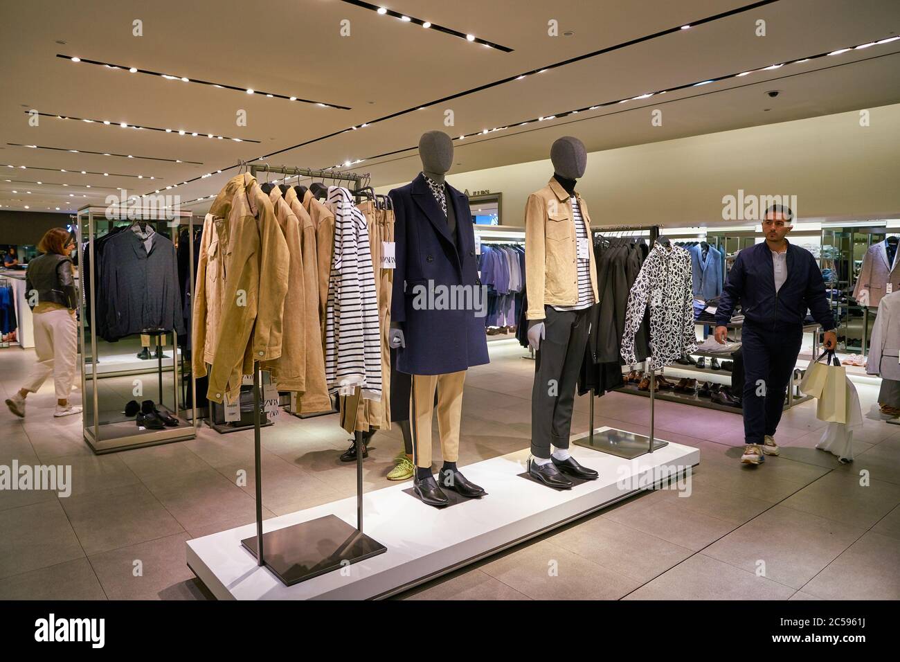 BERLIN, DEUTSCHLAND - CA. SEPTEMBER 2019: Innenaufnahme des Zara-Stores in  Berlin Stockfotografie - Alamy