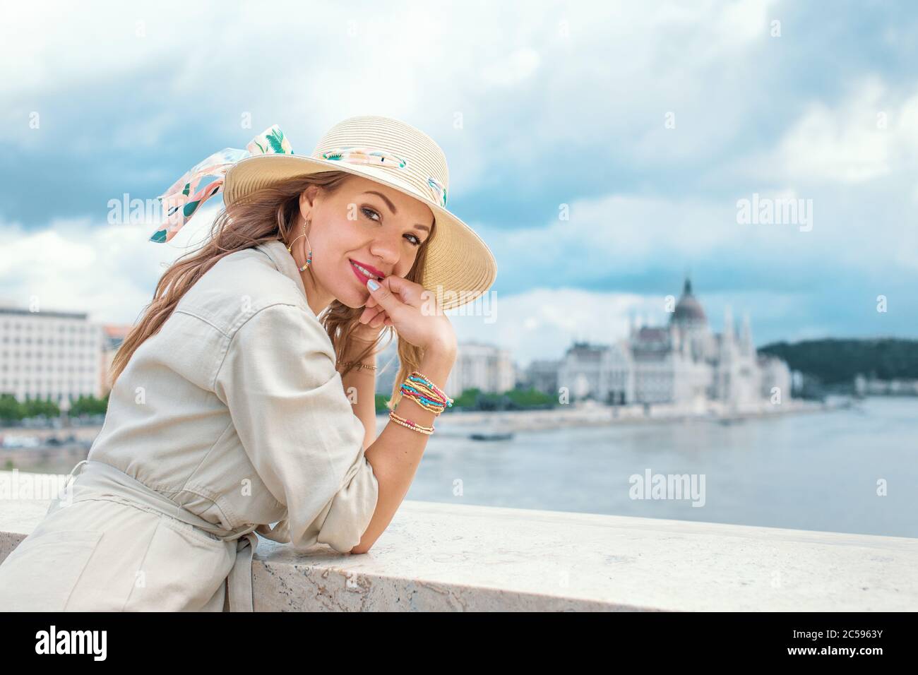 Junge stilvolle Frau posiert in Budapest Panorama im Sommer, Ungarn Stockfoto