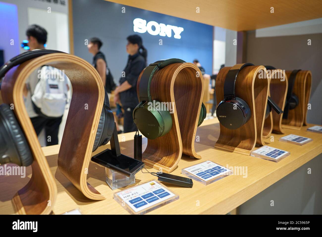 SHENZHEN, CHINA – CIRCA APRIL 2019: Kabellose Kopfhörer im Sony Store bei UpperHills während der Sony Expo 2019. Stockfoto