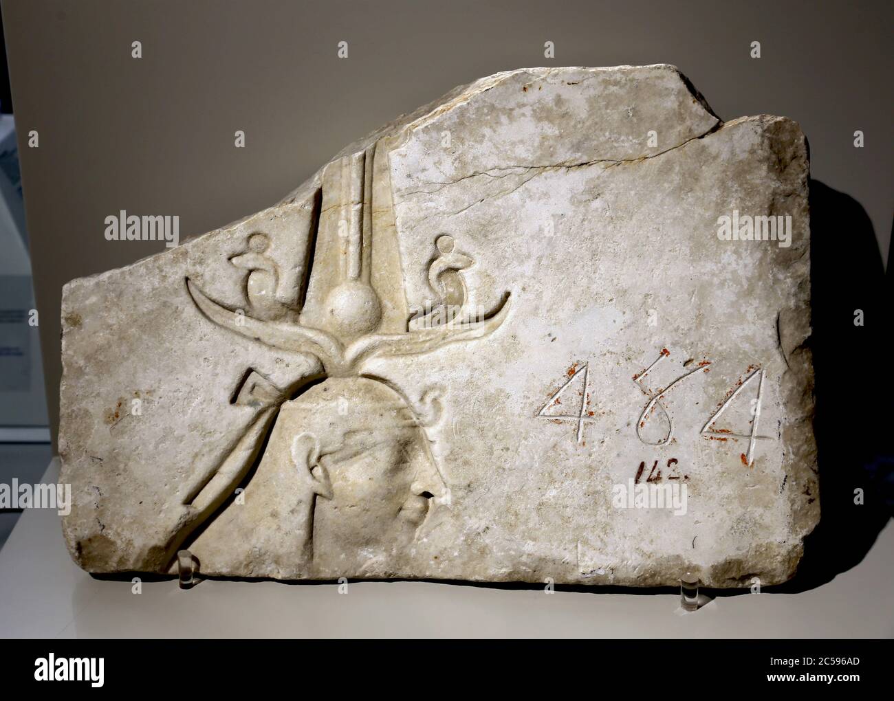 Fragment eines Reliefs mit Isis. Marmorstück, römische Periode (30 v. Chr.-395 n. Chr.). Ägypten. Borgia Kollektion. Nationales Archäologiemuseum von Neapel. Stockfoto