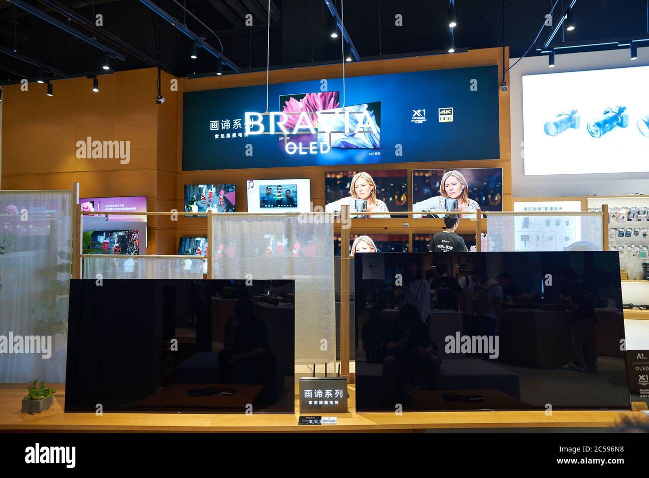 SHENZHEN, CHINA – CIRCA APRIL 2019: Fernseher werden während der Sony Expo 2019 im Sony Store auf der UpperHills ausgestellt. Stockfoto