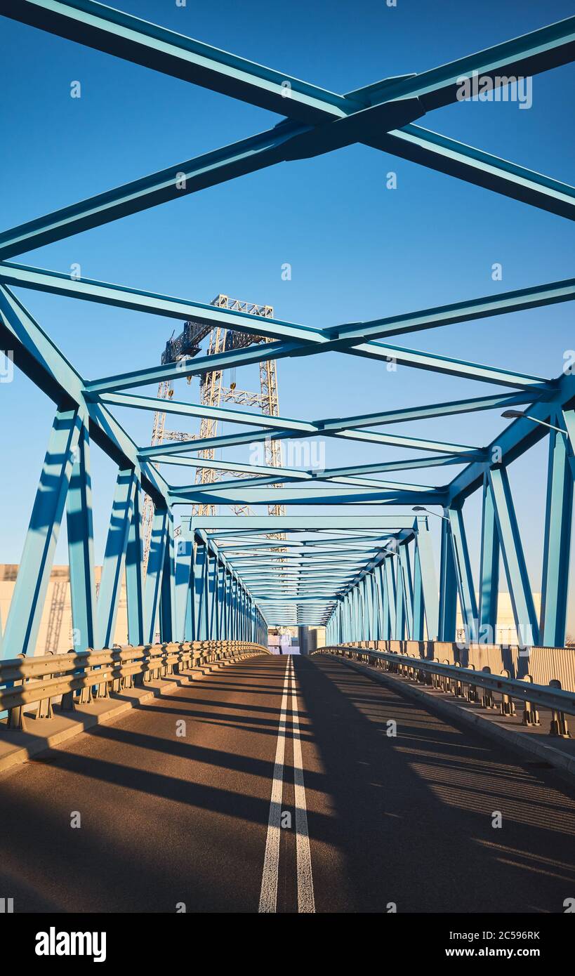 Vorderansicht einer modernen Straßenbrücke im Industriegebiet bei Sonnenuntergang. Stockfoto