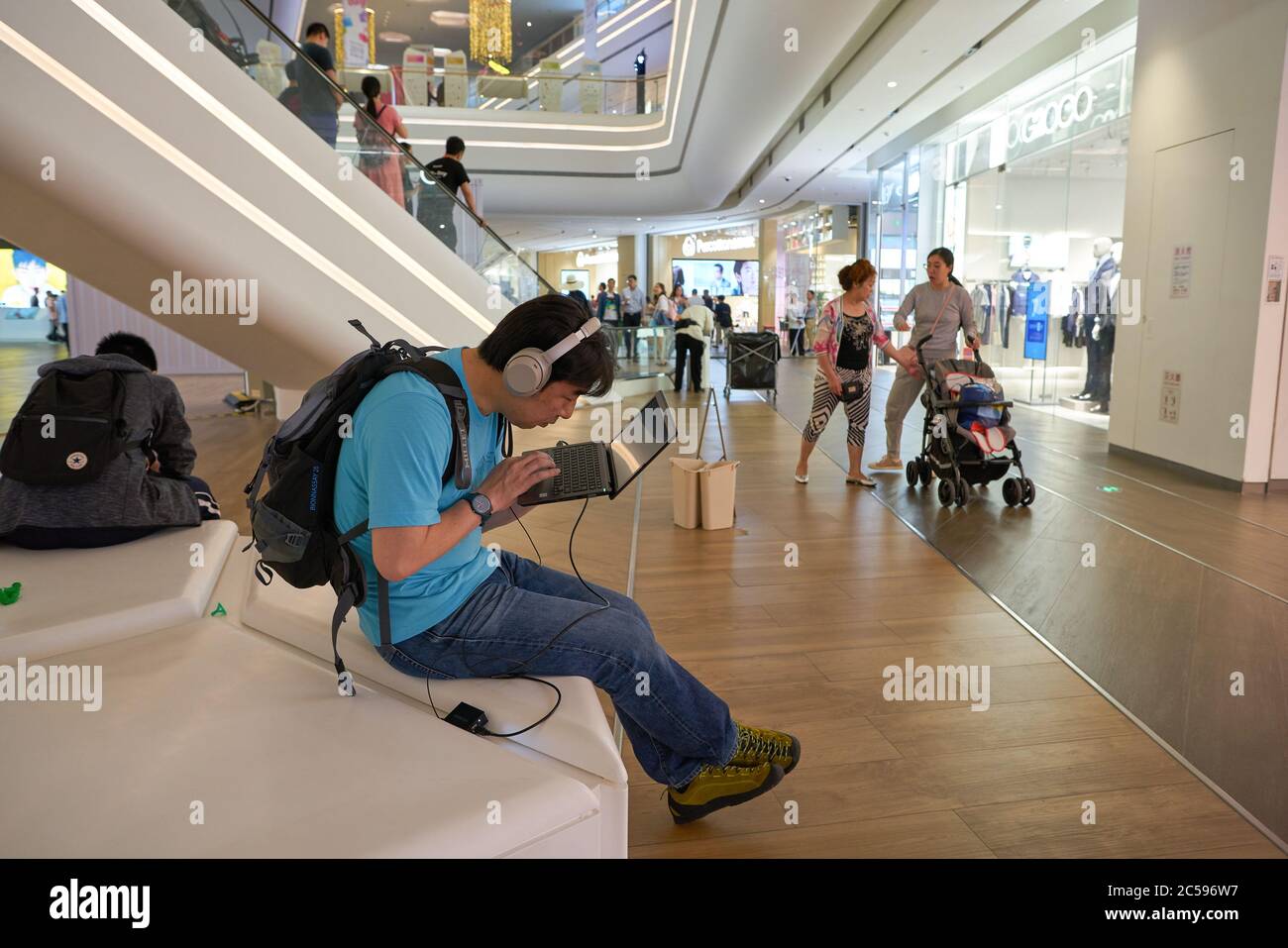 SHENZHEN, CHINA – CIRCA APRIL 2019: Sony Expo 2019 in der UpperHills Mall in Shenzhen, China. Stockfoto