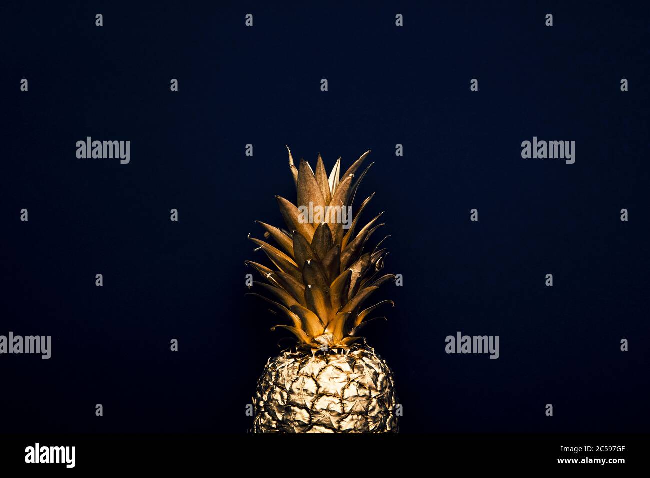 Flach legen tropische goldene Ananas auf dunklem Hintergrund Stockfoto