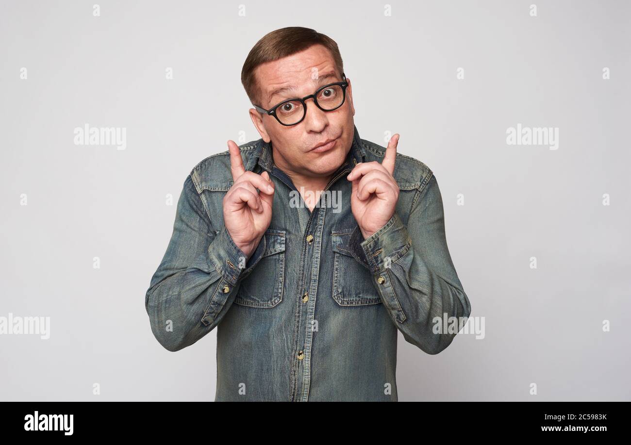 40 Jahre Geek. Mann mittleren Alters trägt eine Brille. Isoliert Stockfoto