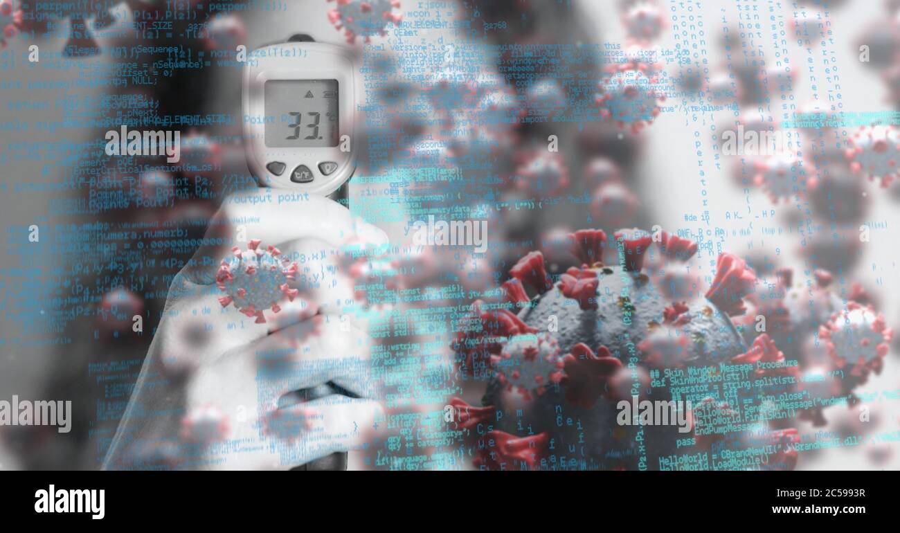 Covid-19 Zellen und Datenverarbeitung gegen Arzt mit einem elektronischen Thermometer Stockfoto