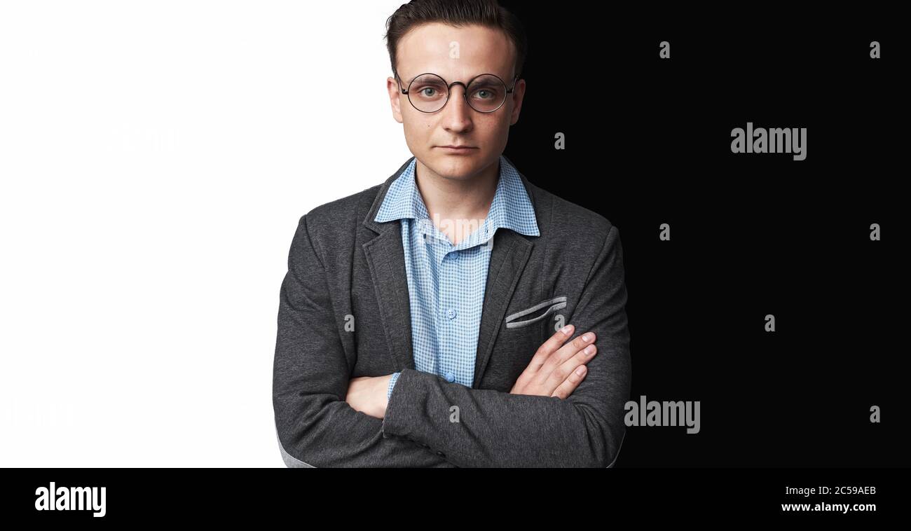 Modisch schöner Mann trägt Brille Stockfoto
