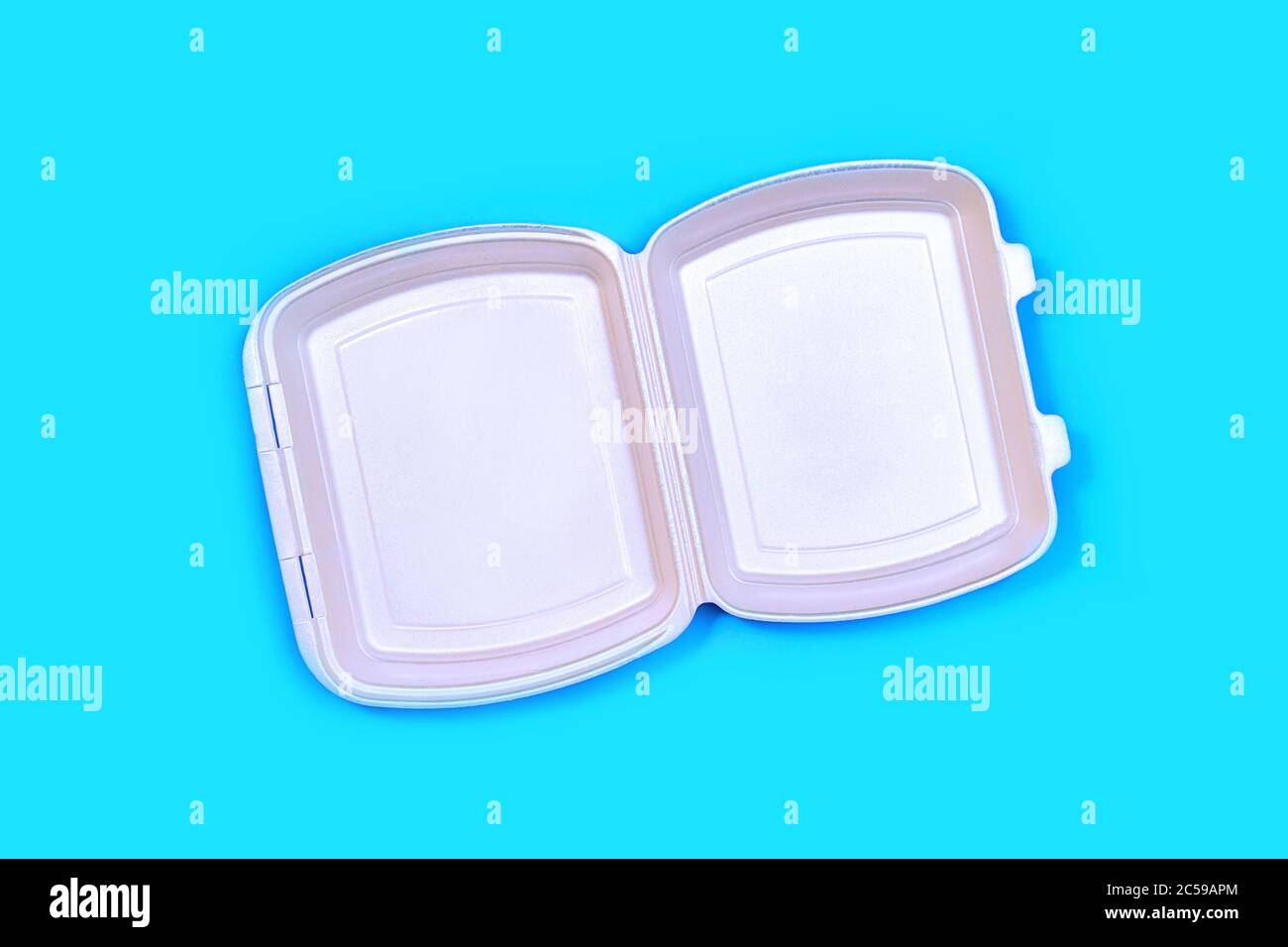 Paket mit Lieferservice oder Lunchbox auf pastellblauem Hintergrund. Catering. Lieferservice bei Coronavirus-Epidemie. Stockfoto