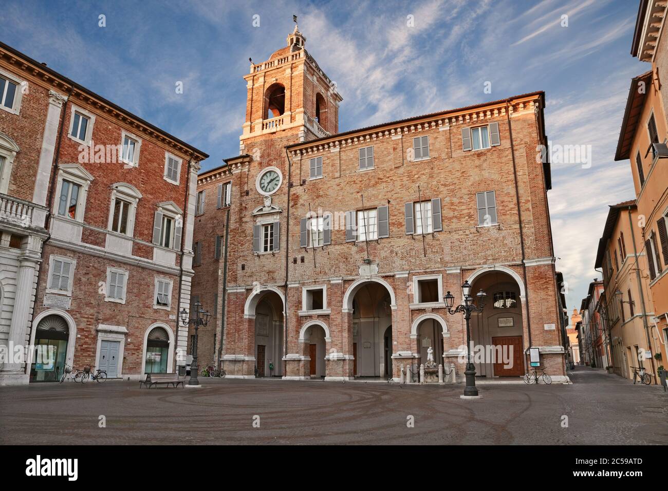 Senigallia, Ancona, Marken, Italien: Der Platz Piazza Roma mit dem alten Rathaus und dem Neptunbrunnen Stockfoto