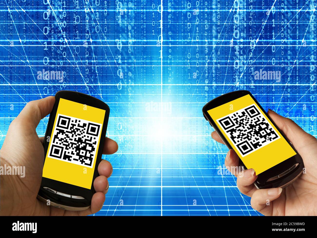 Halten Sie Smartphones mit QR-Code über den Bildschirm Stockfoto