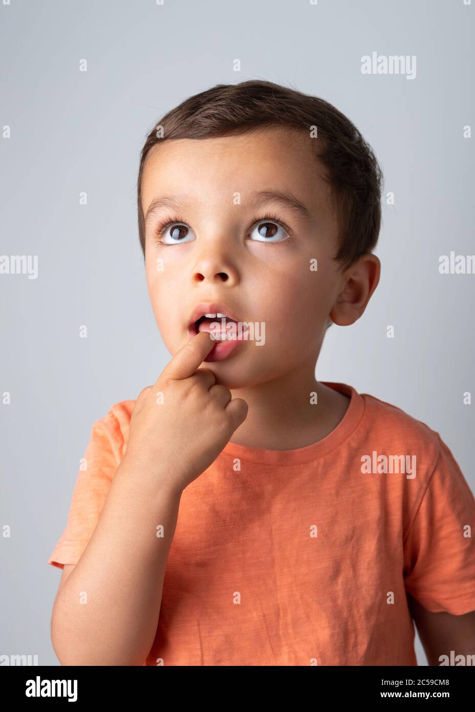 Niedliche drei Jahre alten Jungen Porträt Stockfoto