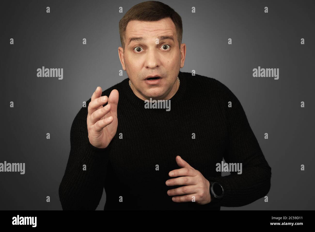 Überraschte Mann mit weit geöffneten Augen. Studioaufnahme Stockfoto