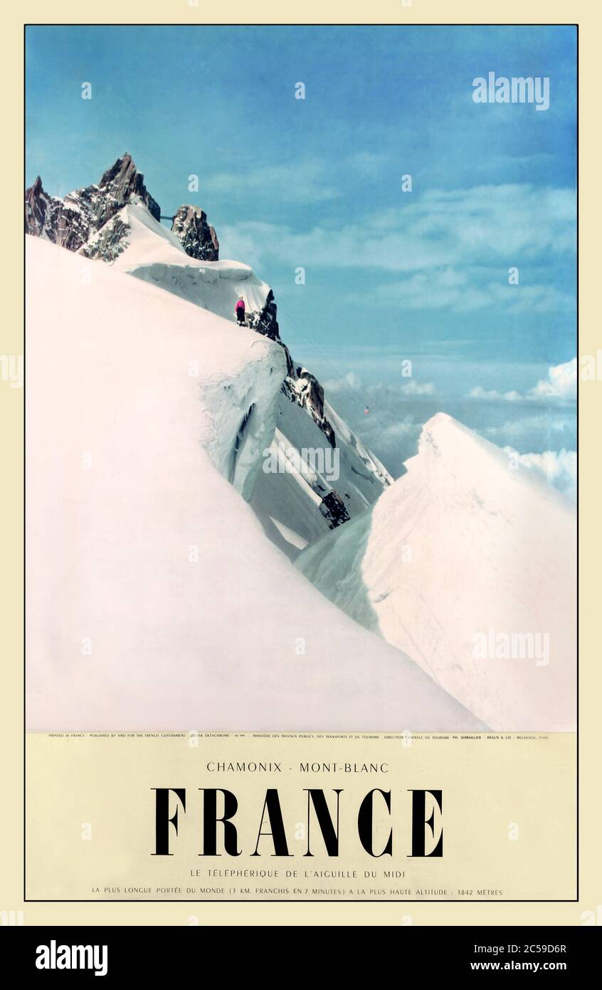 Retro-Reise-Ski-Poster mit Werbung für Aiguille du Midi Berg im Skigebiet Mont Blanc Massiv in den französischen Alpen Chamonix Mont Blanc Massiv. Frankreich. 1960er. Künstler Serraillier. Stockfoto