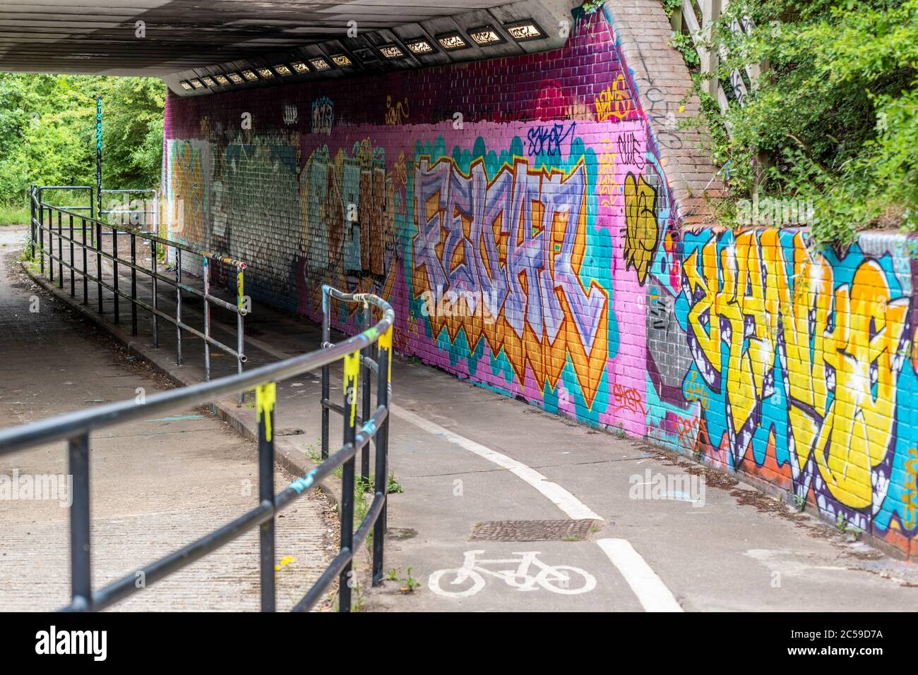 Öffentliche Brücke, Radweg und Fußweg in Southend on Sea, Essex, Großbritannien, zur Green Lane und Jubilee Country Park. Gemischte Nutzung der grimmigen U-Bahn Stockfoto