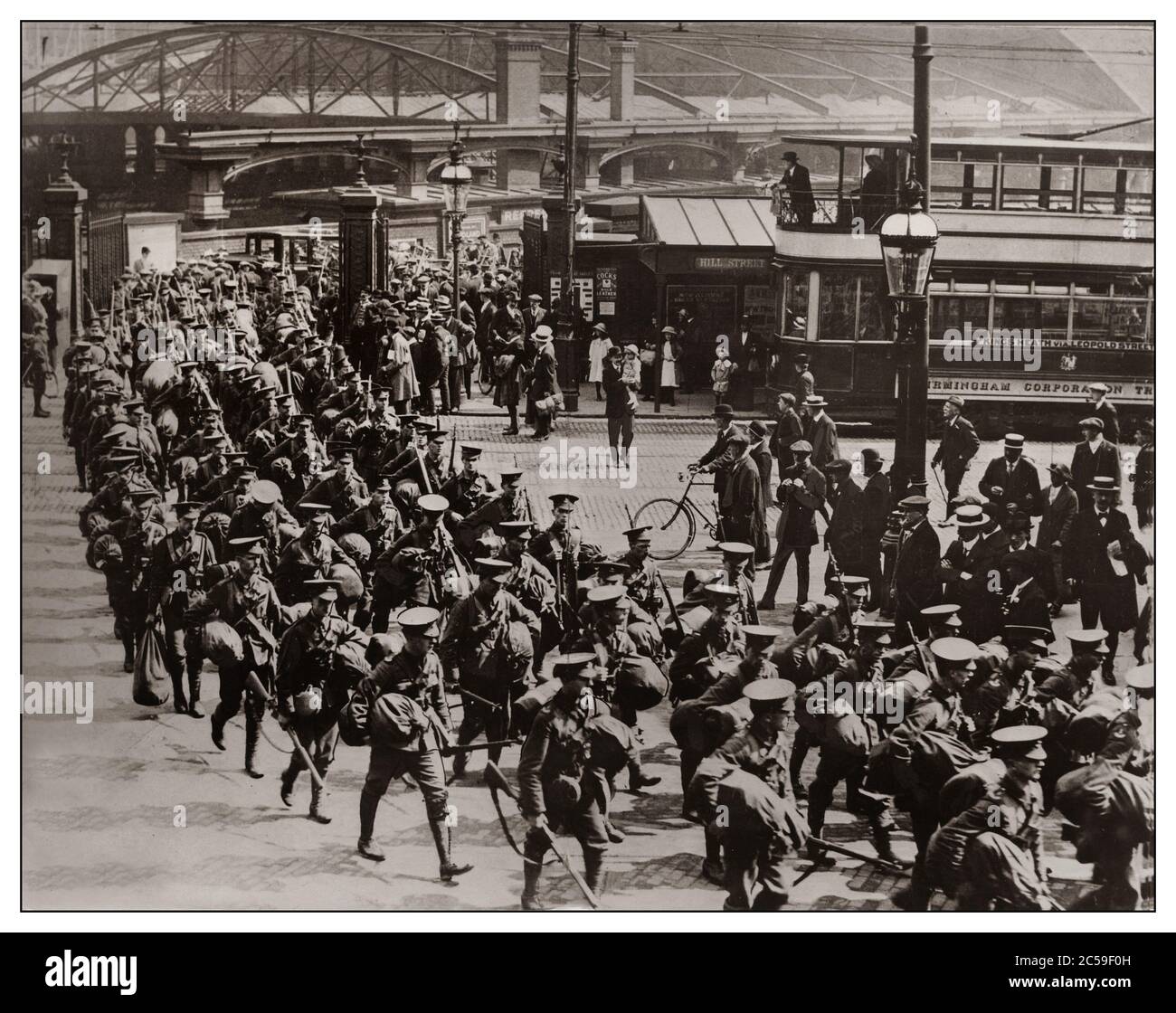 Truppenmobilisierung im Ersten Weltkrieg Soldaten der Armee marschieren durch den Bahnhof von Birmingham in Großbritannien, um an der Westfront zu kämpfen. 1914. Erster Weltkrieg, erster Weltkrieg WW1 der große Krieg BIRMINGHAM GROSSBRITANNIEN Stockfoto