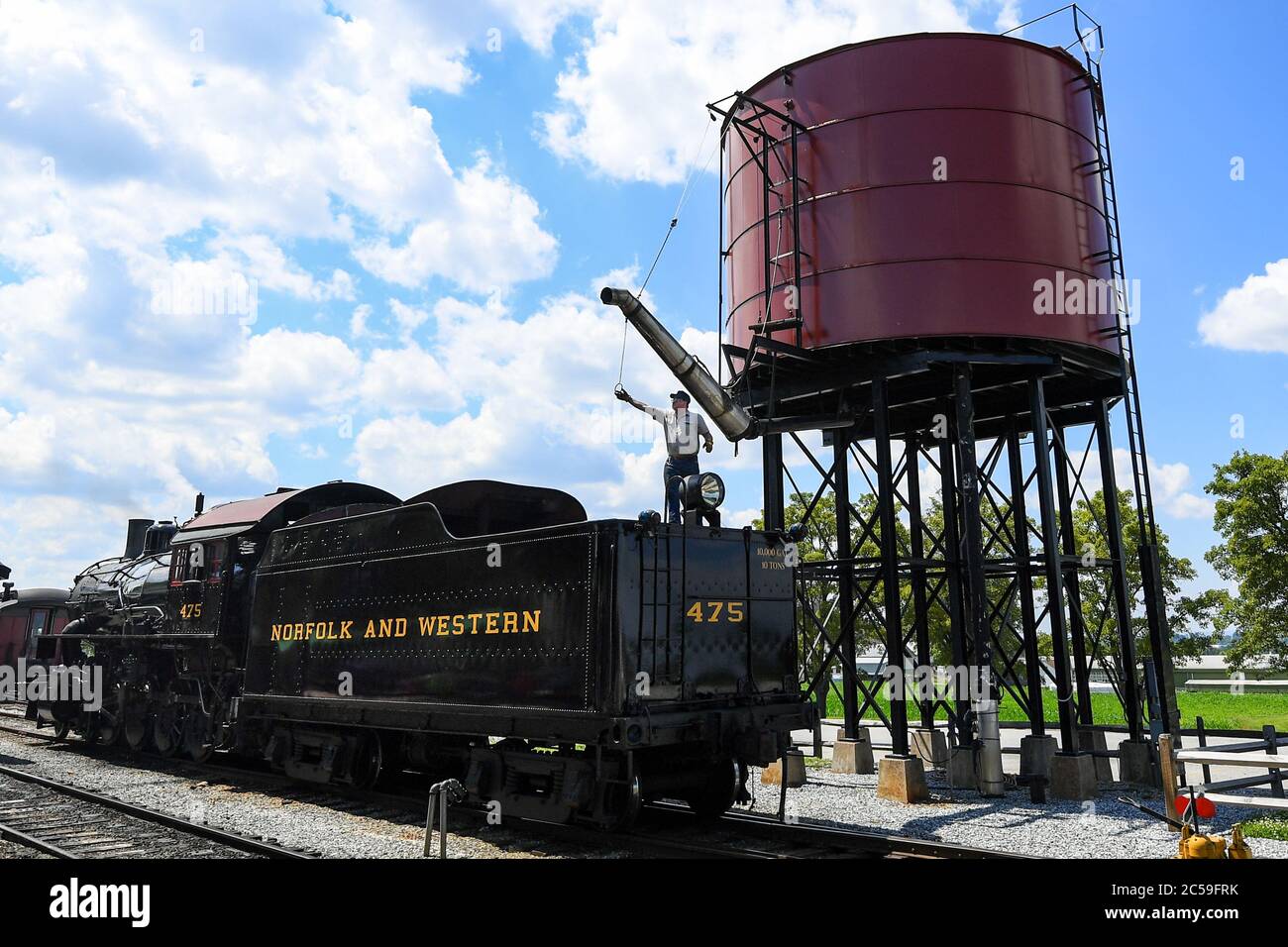 29. Juni 2020: Die Strasburg Railroad, Norfolk & Western, 475 Dampflokomotive Feuerwehrmann bereitet sich auf den Wassertank nach der letzten Exkursion des Tages am Montag, 29. Juni 2020, in Ronks, Pennsylvania zu füllen. Die Strasburg Railroad wurde am Freitag, den 26. Juni, nach ihrer Schließung aufgrund der COVID-19-Pandemie wieder für den Personenverkehr geöffnet. Für die Wiedereröffnung wurden zusätzliche gesundheitsbezogene Sicherheitsmaßnahmen getroffen. Rich Barnes/CSM Stockfoto