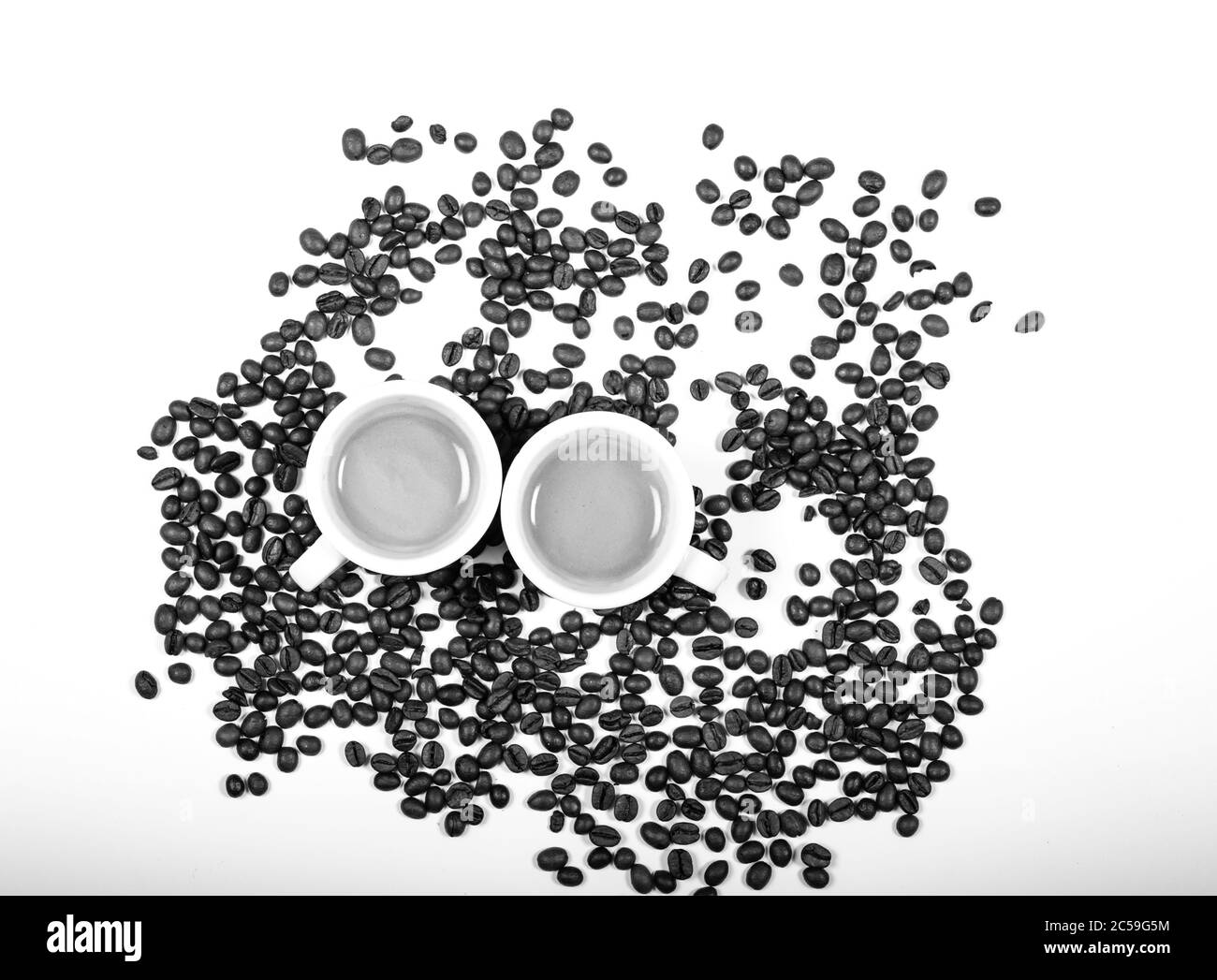 tasse Kaffee und Bohnen wunderschön künstlerisch arrangiert Stockfoto
