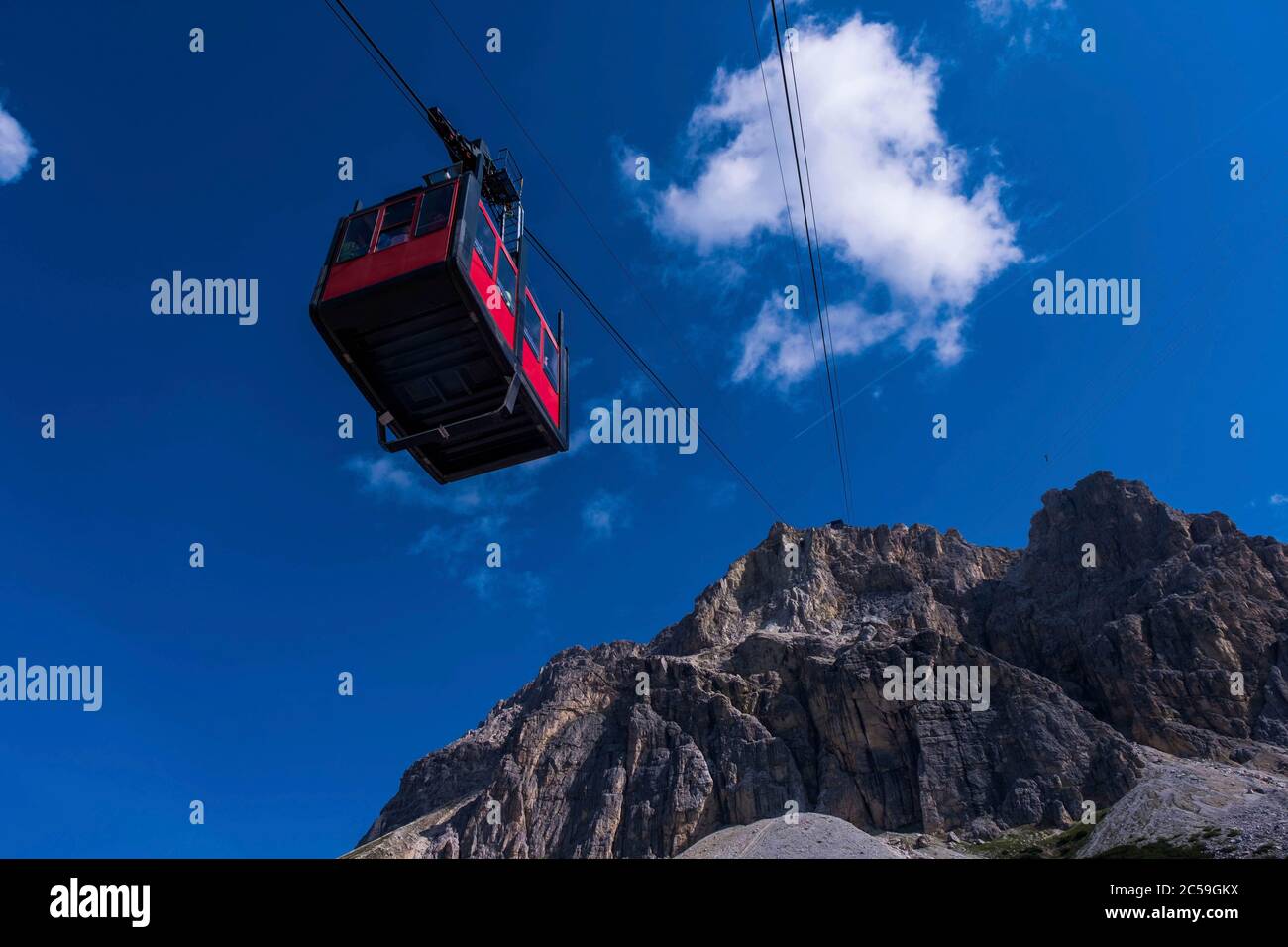 Italien, Venetien, Cortina d'Ampezzo, Ampezzan Dolomites, UNESCO-Welterbe, Falzarego Pass, Lagazuoi-Bergkette, Zugang zur Seilbahn zu den Entdeckungspfaden unterirdischer Galerien in voller Klippe, die die Frontlinie zwischen den Italienern und den Österreichern während des Ersten Weltkriegs markieren, Eine Schlacht von Schützengräben, die als Krieg der Dolomiten bezeichnet wird Stockfoto