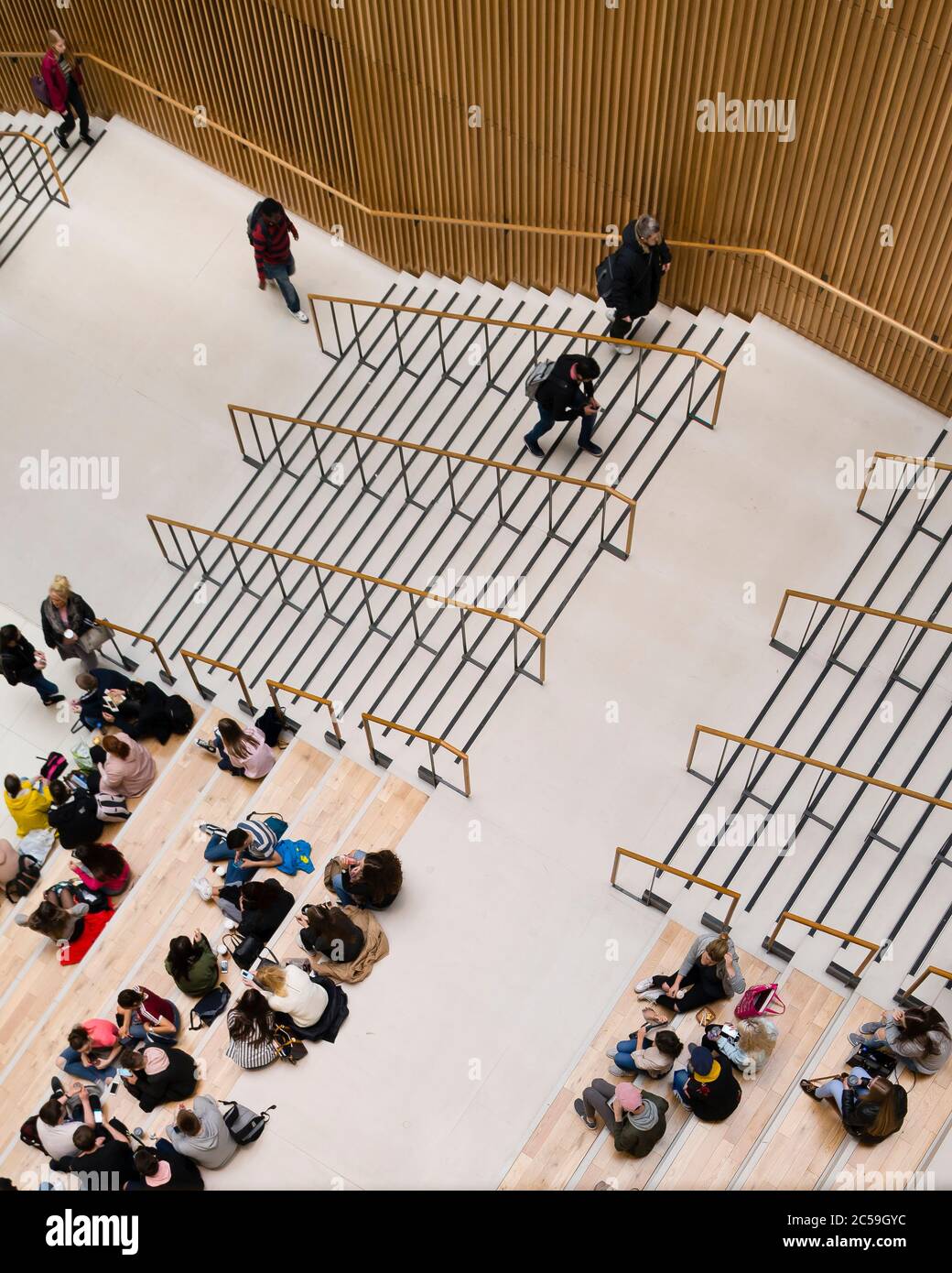 Innenansicht des Hauptatriums. City of Glasgow College City Campus, Glasgow, Großbritannien. Architekt: Reiach und Hall Architekten, 2015. Stockfoto