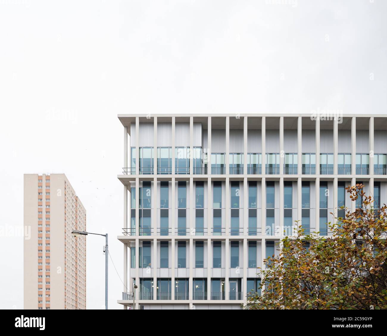 Detail der Höhe, mit Turm Block im Hintergrund. City of Glasgow College City Campus, Glasgow, Großbritannien. Architekt: Reiach und Hall Architec Stockfoto