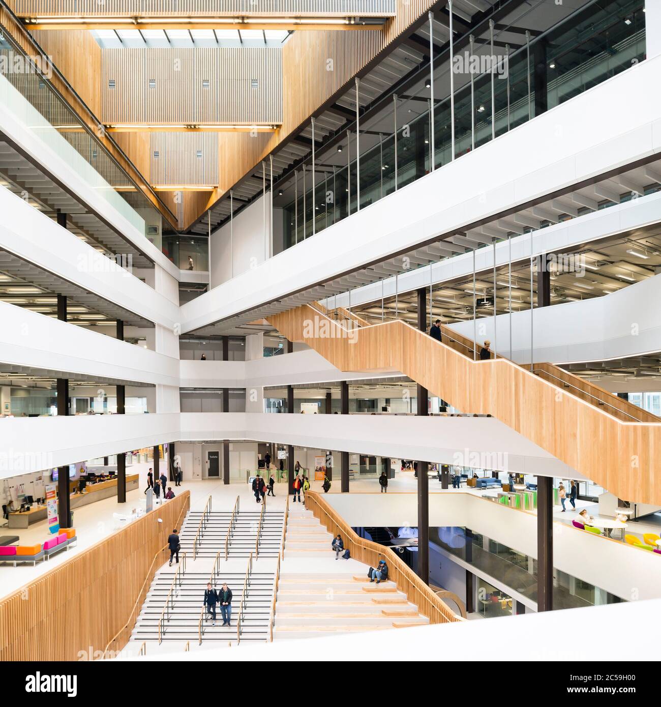 Innenansicht des Hauptatriums. City of Glasgow College City Campus, Glasgow, Großbritannien. Architekt: Reiach und Hall Architekten, 2015. Stockfoto