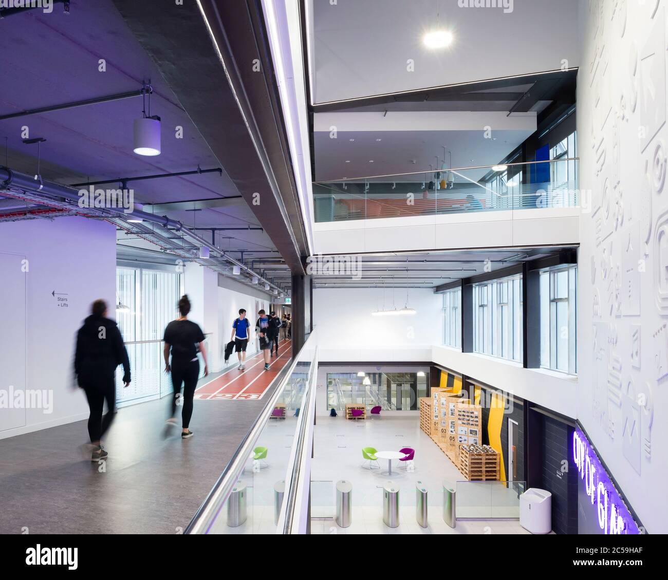 Ansicht des Umlaufraums. City of Glasgow College City Campus, Glasgow, Großbritannien. Architekt: Reiach und Hall Architekten, 2015. Stockfoto