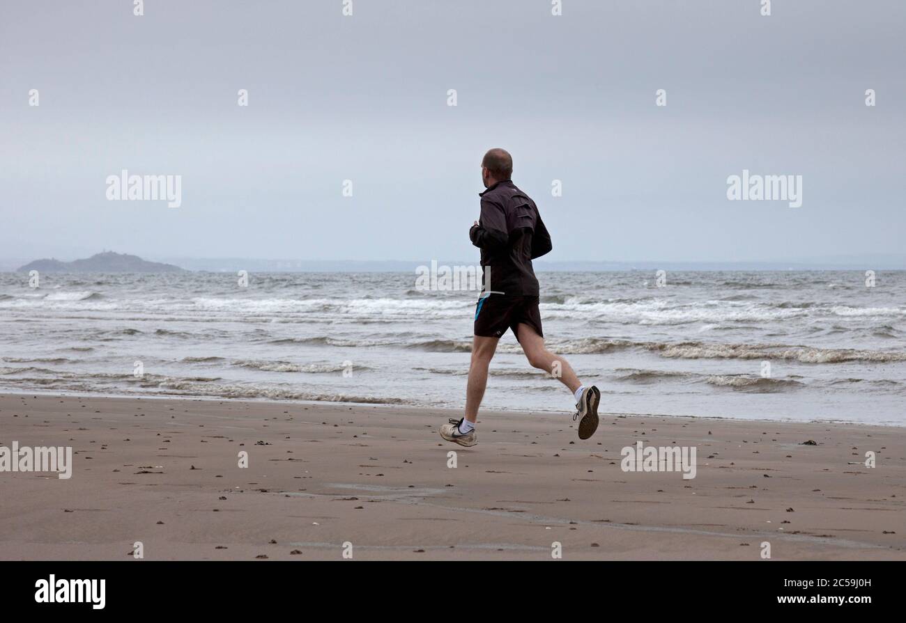 Portobello, Edinburgh, Schottland, Großbritannien. 1.. Juli 2020. Ein nasser Morgen und dann ein kühler, wolkiger Nachmittag beginnen den ersten Tag im Juli mit einer Temperatur von 12 Grad Celsius und einer steifen Brise. Stockfoto