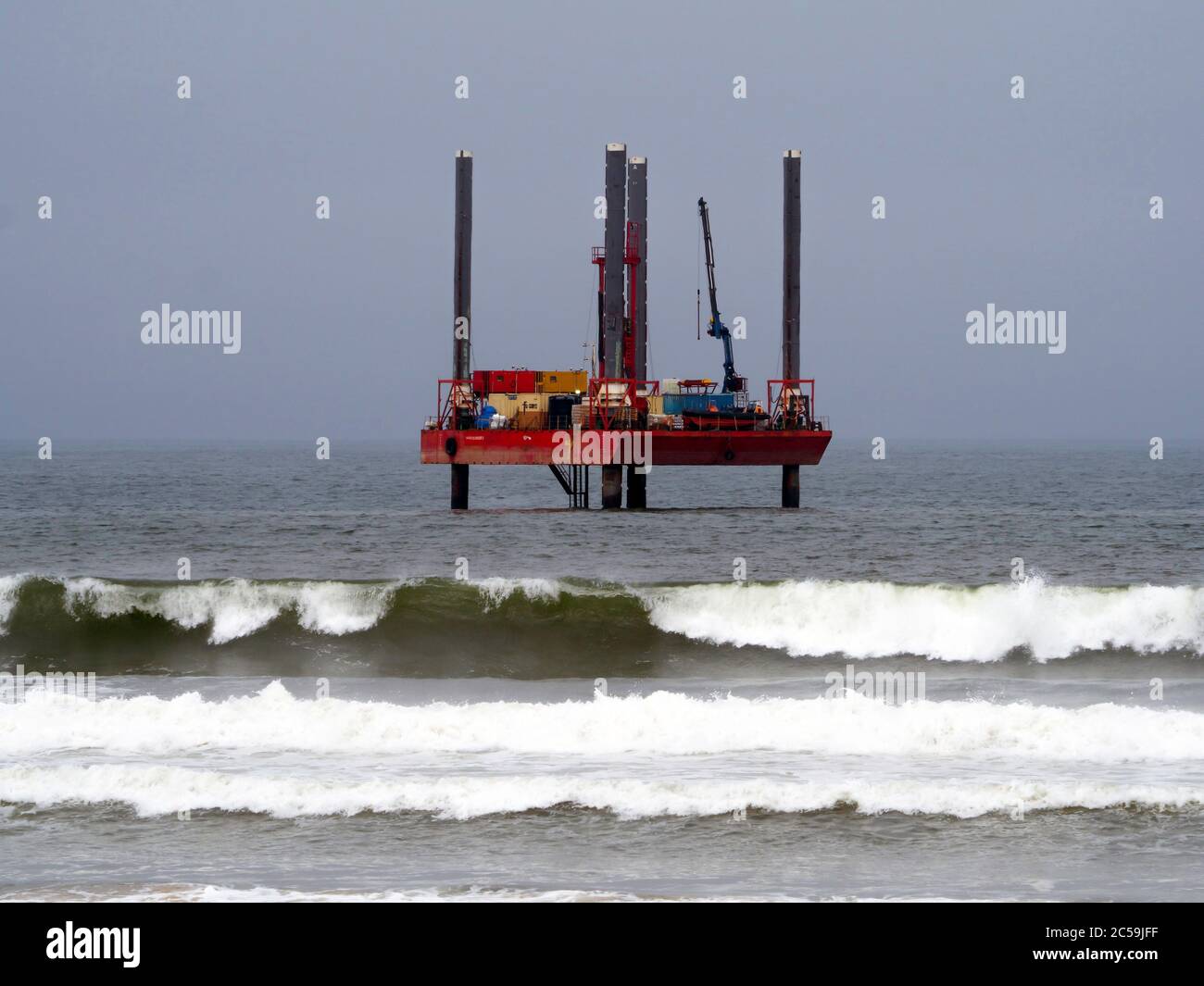 Ein Jack-up-Arbeitsschiff Haven Seariser 2 führt geotechnische Arbeiten vor der Küste von North Yorkshire am Anlegeplatz für Kabel von der Dogger Bank durch Stockfoto