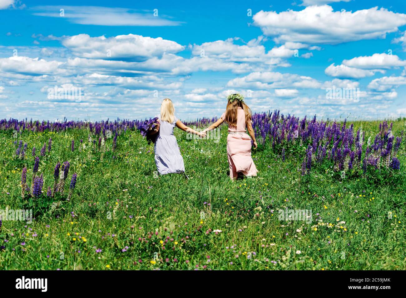 Mädchen gehen zusammen auf dem Feld Stockfoto