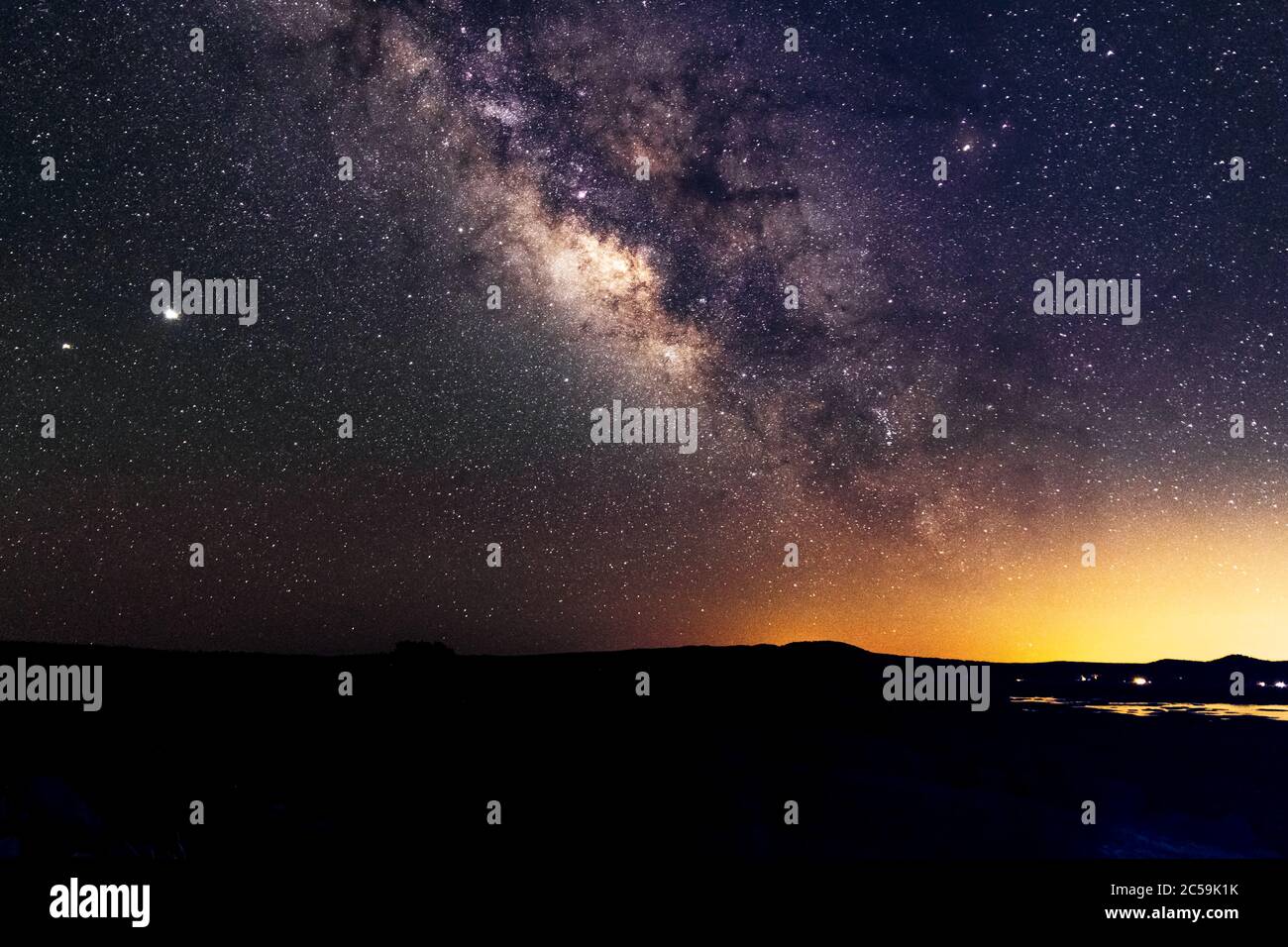 Die Milchstraße erhebt sich über dem Mormon Lake in Arizona. Stockfoto