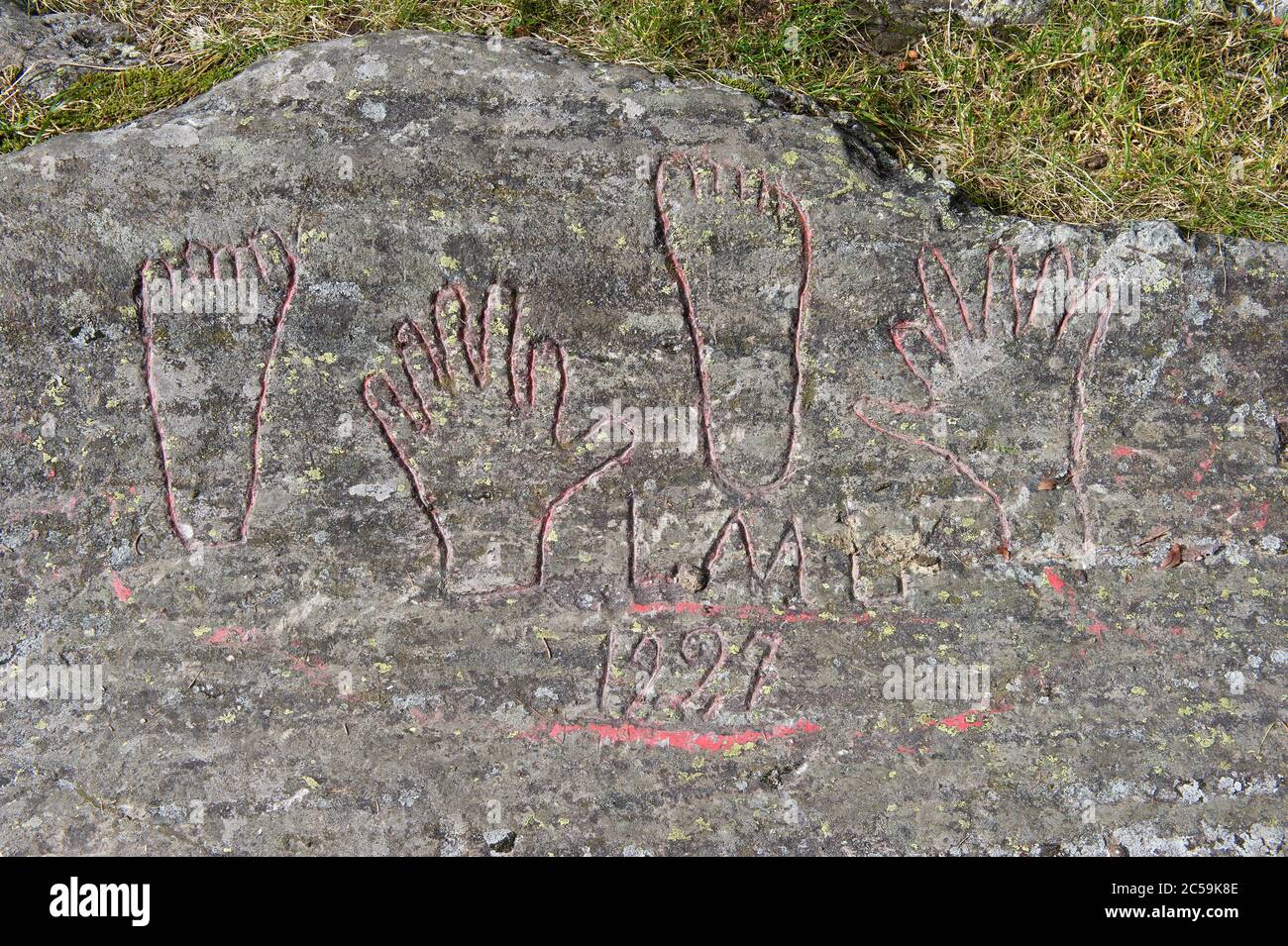 Schweiz, Wallis, Trienttal, les Marécottes, Louis des SIX doigts (14. Dezember 1881 27. Februar 1969): Dieser Postbote, der zwischen Finhaut und Vernayaz arbeitete, hatte die Besonderheit, sechs Finger an Händen und Füßen zu haben.Er ließ die Graffiti seiner Hände und Füße auf einem Stein, der entlang des Weges liegt, der von der Gemeinde als Wanderweg bezeichnet wird Stockfoto