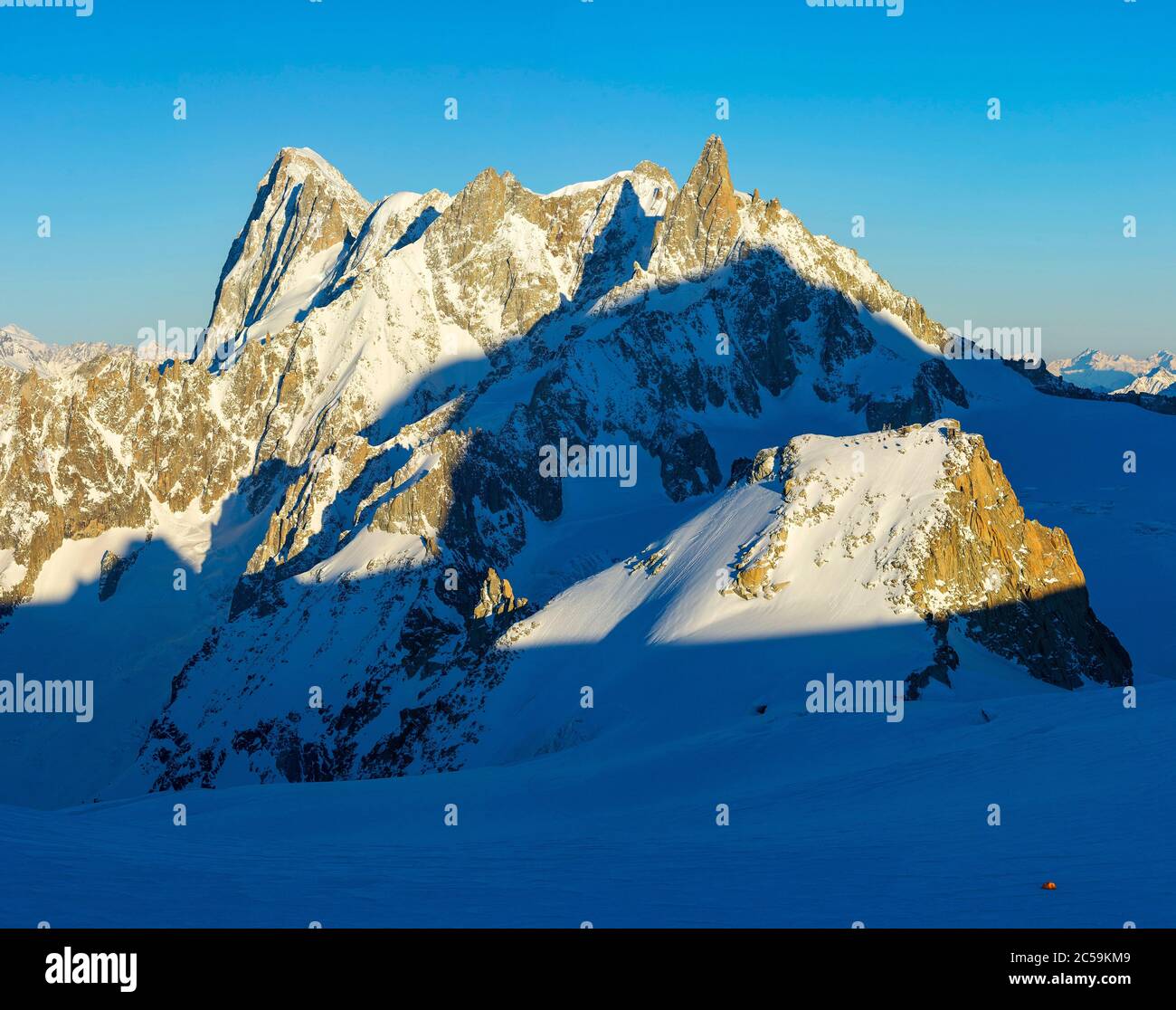 Frankreich, Haute Savoie, Chamonix Mont Blanc, Bergsteiger, die auf dem Vallée Blanche Gletscher biwakiert haben, im Hintergrund der Grandes Jorasse (4208 m), der Dôme de Rochefort (4015 m), der Arête de Rochefort und der Dent du Géant (4013 m) Stockfoto