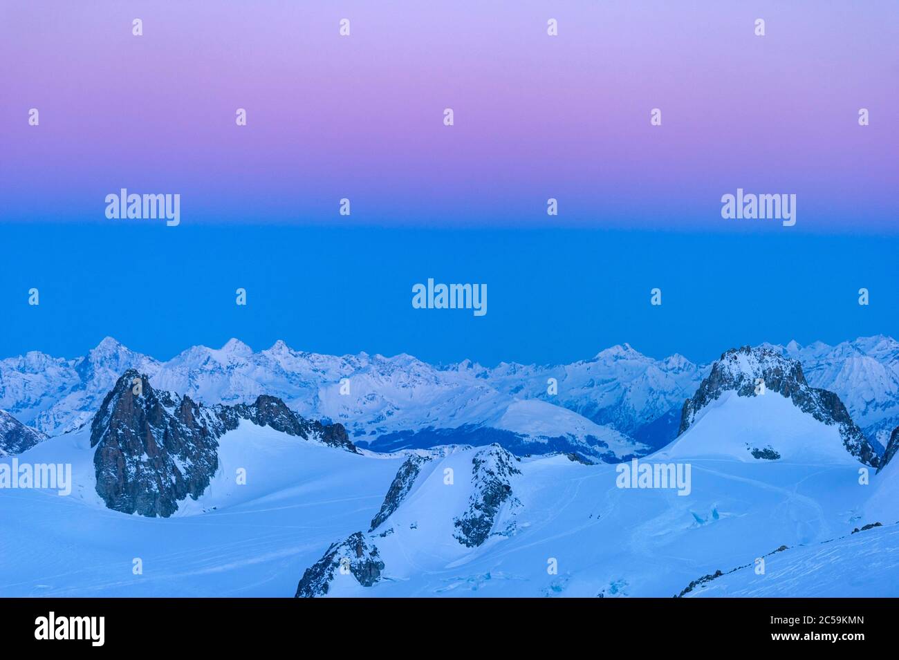 Frankreich, Haute Savoie, Chamonix Mont Blanc, erstes Tageslicht auf den Alpen von den Schutzhütten des Cosmiques (3613m) Stockfoto