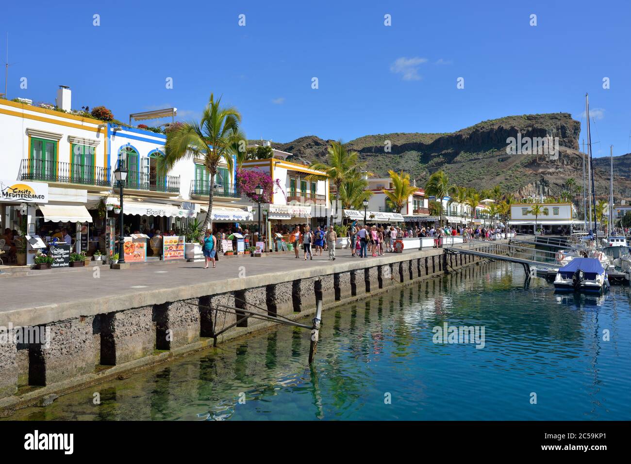 PUERTO DE MOGAN, SPANIEN - 19. FEB 2014: Strandpromenade von Puerto de Mogan, Gran Canaria. Es ist der beliebteste Ort mit Einkaufsmöglichkeiten, Restaurants und Stockfoto