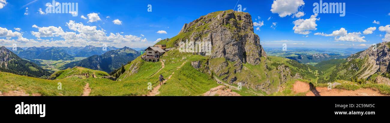 Panoramabild des Aggensteins mit Bad Kissinger Hütte Stockfoto