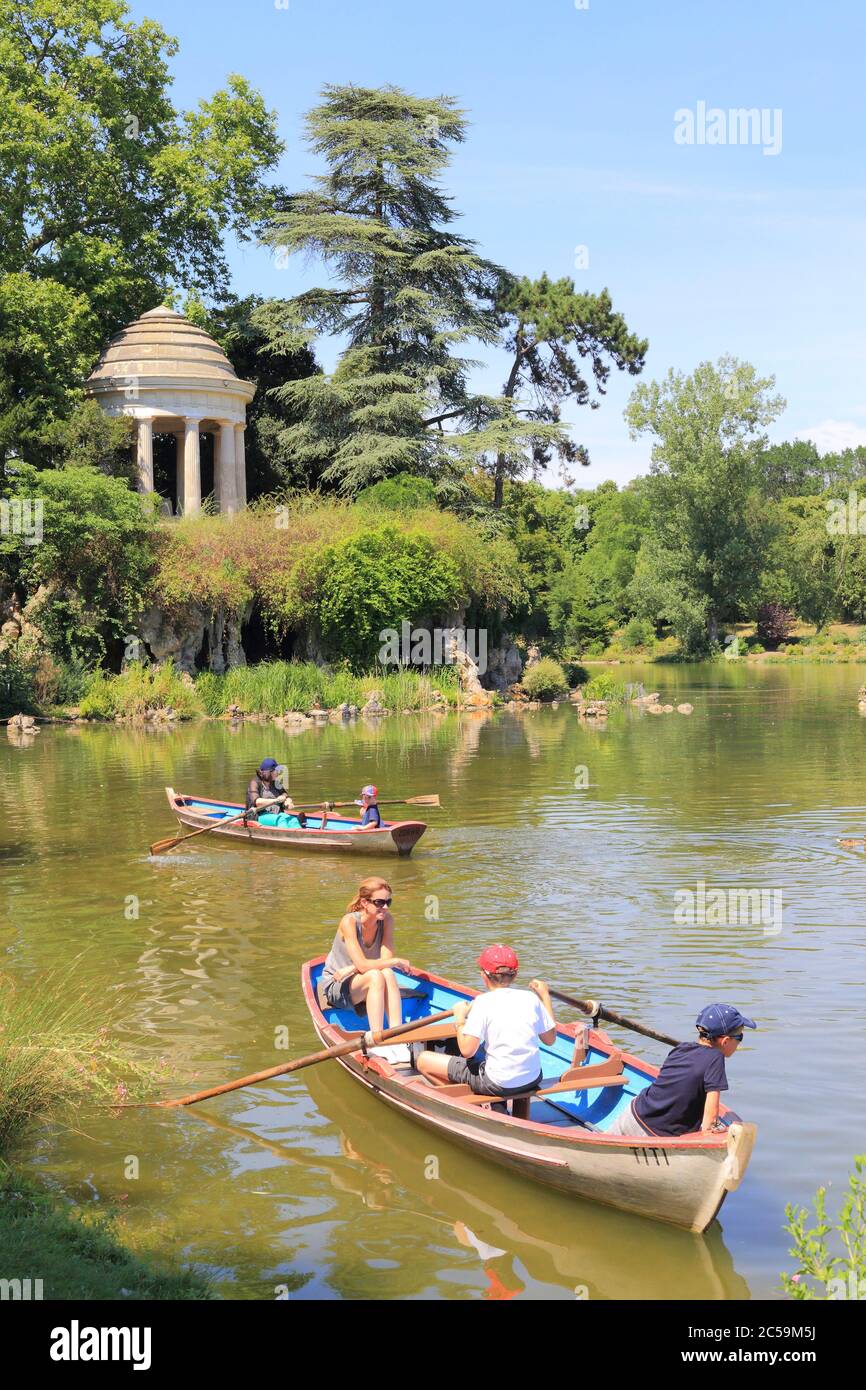Frankreich, Paris, Bois de Vincennes, Daumesnil-See, Bootsfahrt mit der romantischen Rotunde der Insel Reuilly, entworfen vom Architekten Gabriel Davioud Stockfoto