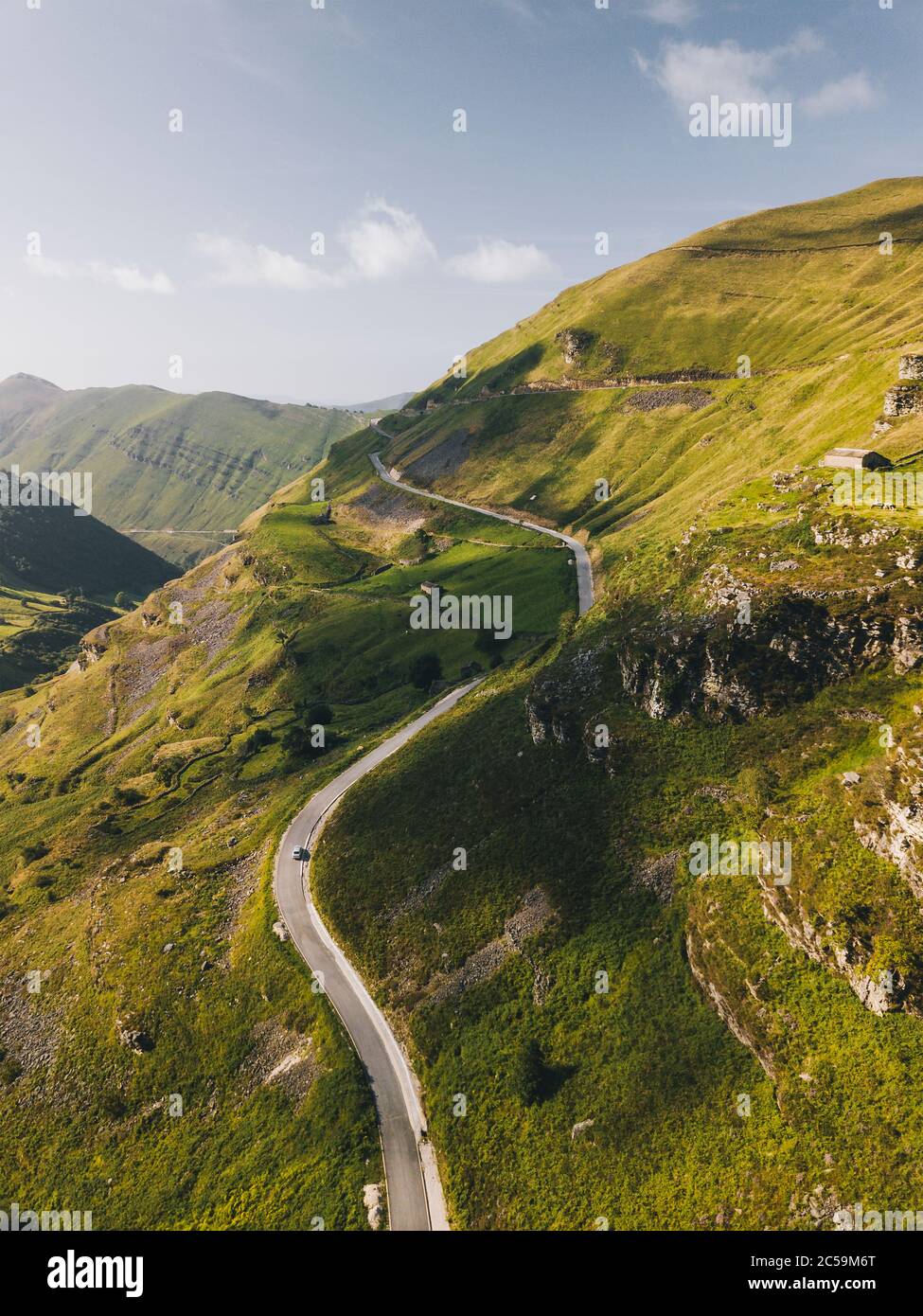 Kurvenreiche Straße bis zu den Bergen in Valles Pasiegos Kantabrien, Spanien Stockfoto