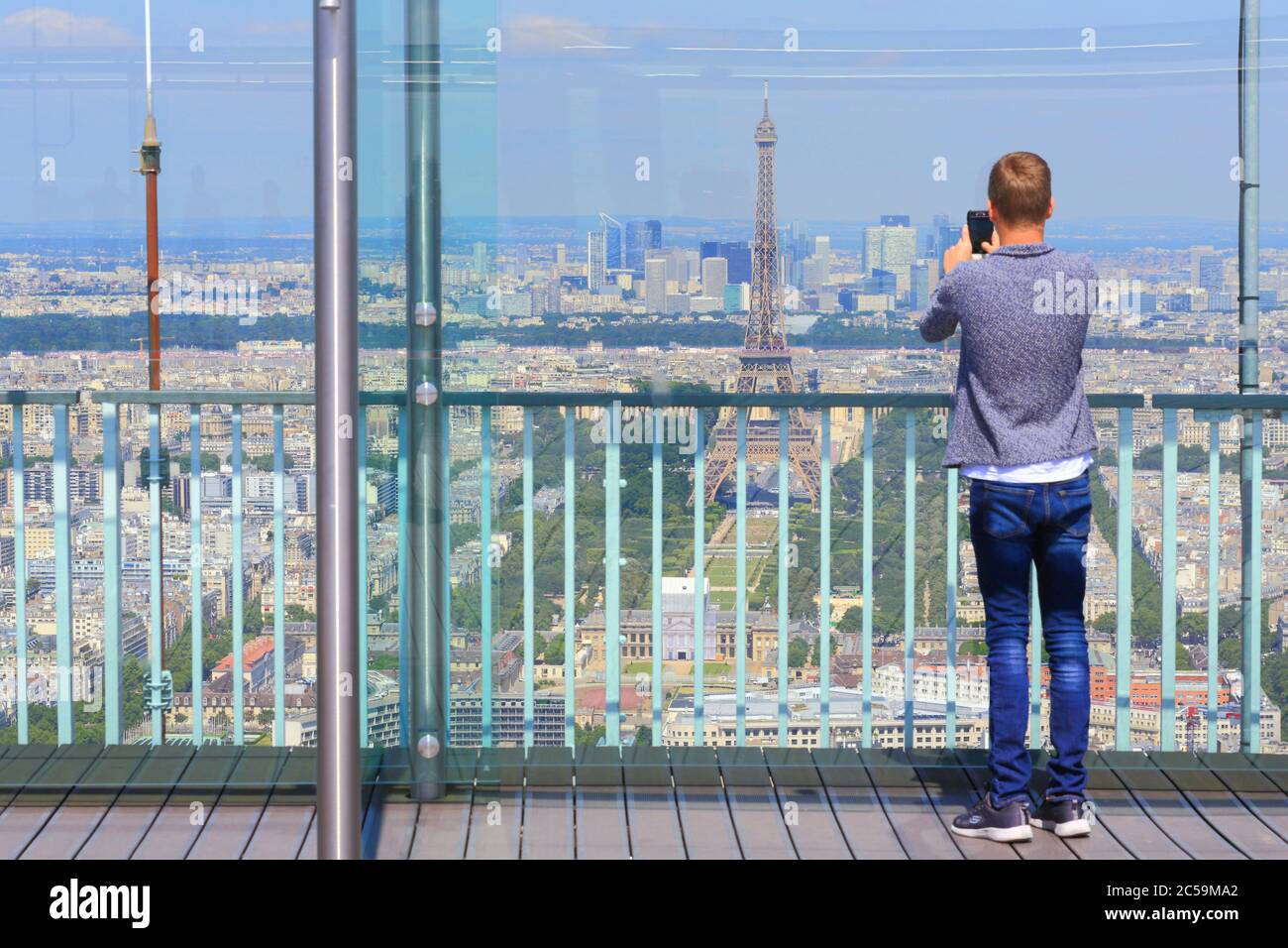 Frankreich, Paris, Montparnasse-Turm, Aussichtsplattform, Blick auf den Eiffelturm und La Défense Stockfoto