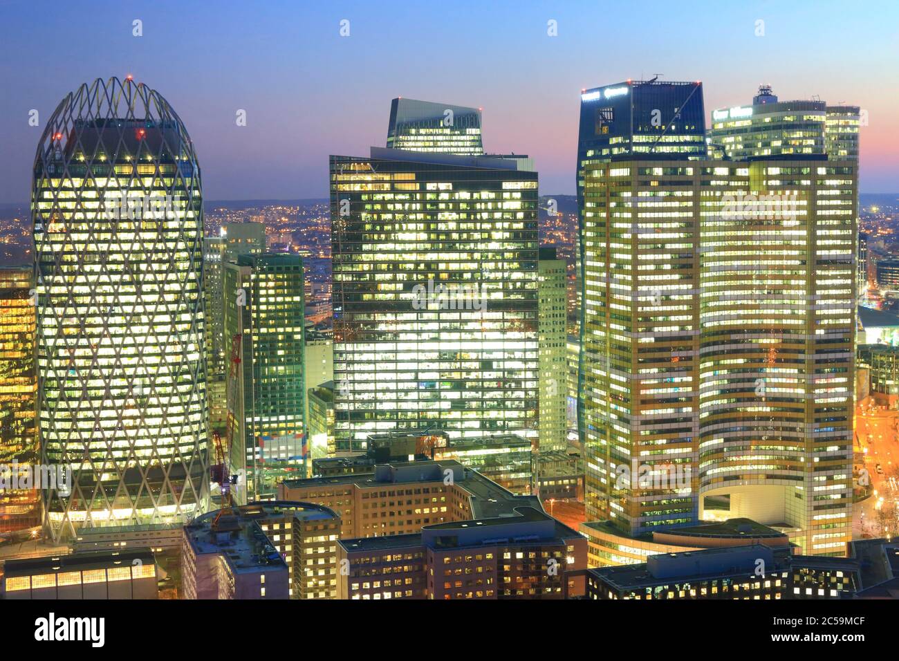 Frankreich, Hauts de seine, La Defense, Nachtansicht der D2-Türme, Coeur Défense, CBX und Thalès Stockfoto