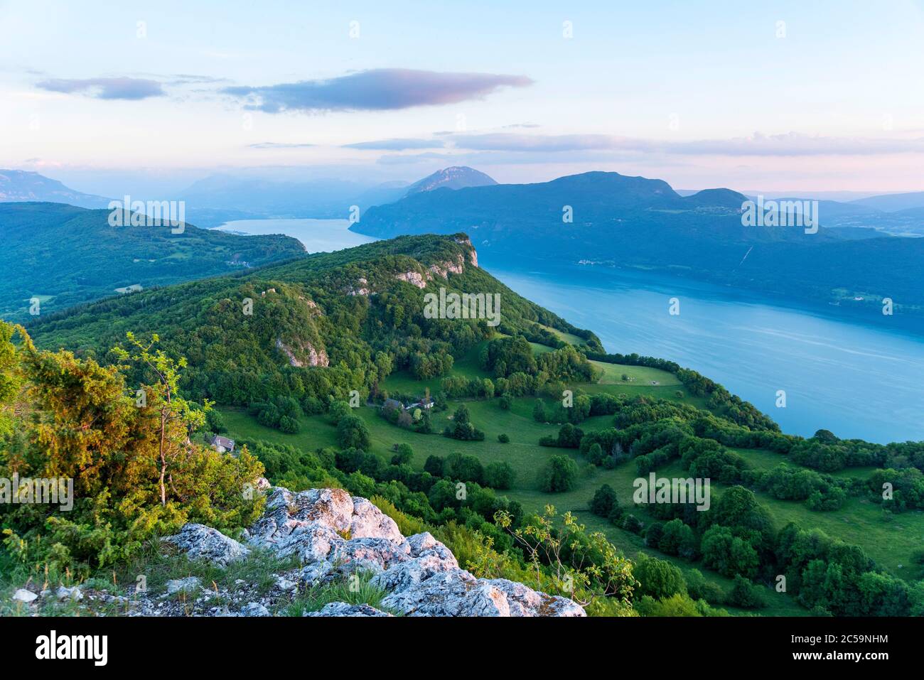 Frankreich, Savoie, Cessens, Montagne de Cessens, Blick auf den Lac du Bourget von der Montagne de Cessens Stockfoto